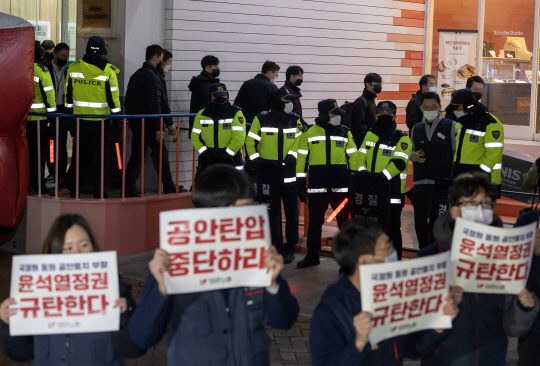 국가정보원이 18일 오후 서울 중구 전국민주노동조합총연맹(민주노총) 서울 사무실 압수수색을 마친 후 압수물이 든 상자를 들고 나서고 있다. [연합뉴스]
